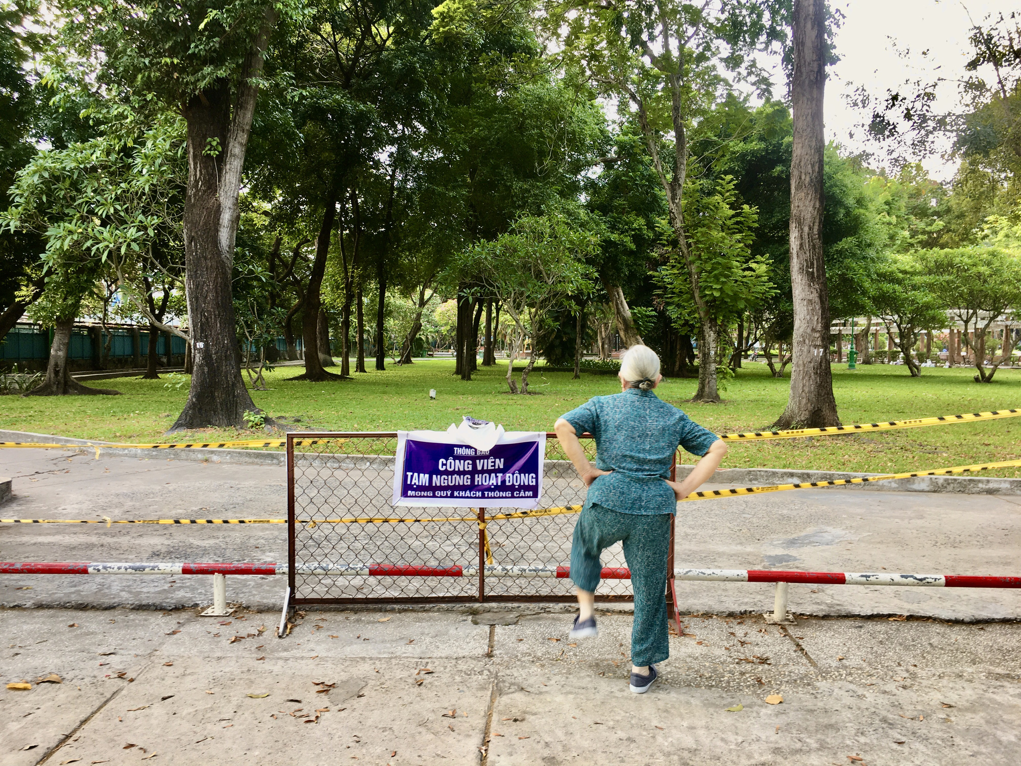 Công viên Lê Văn Tám là công viên lớn ở trung tâm quận 1 giăng dây ngăn người vào theo lệnh của TP. Không sao, thì ta nghiêm chỉnh tập bên ngoài.